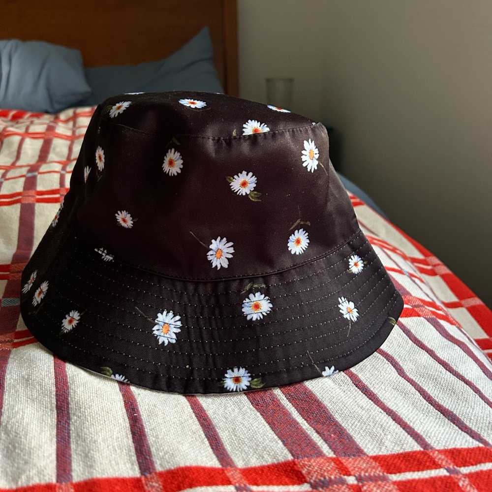 Alice + Olivia reversible black and white daisy bucket hat NWOT